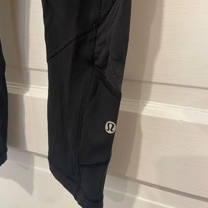 Lululemon Women’s Black Cropped Leggings. Size 2